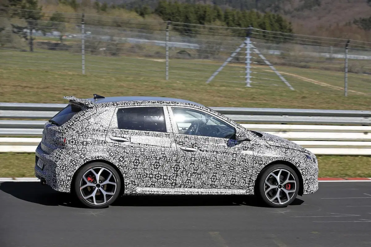 Hyundai i20 N: la hot hatch coreana si fa vedere meglio [Foto spia] (16)