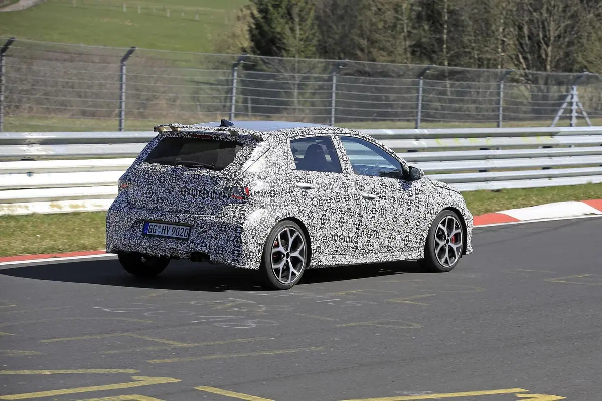 Hyundai i20 N: la hot hatch coreana si fa vedere meglio [Foto spia] (17)