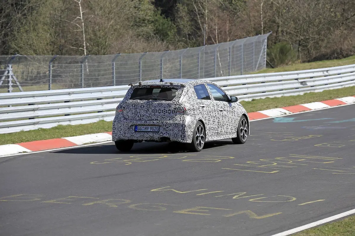Hyundai i20 N: la hot hatch coreana si fa vedere meglio [Foto spia] (18)