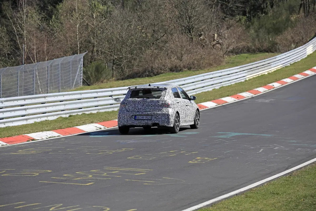 Hyundai i20 N: la hot hatch coreana si fa vedere meglio [Foto spia] (19)