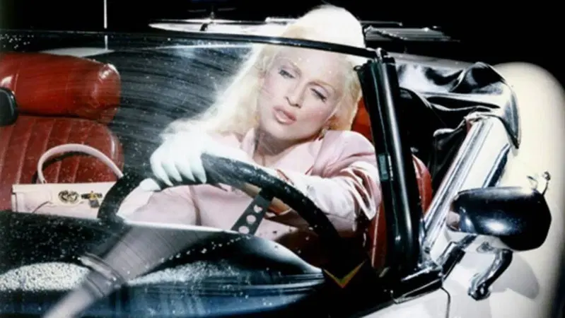 Madonna (contagiata e guarita) gira in macchina liberamente, No mascherina e aria nei capelli: tanto ha gli anticorpi [Video]