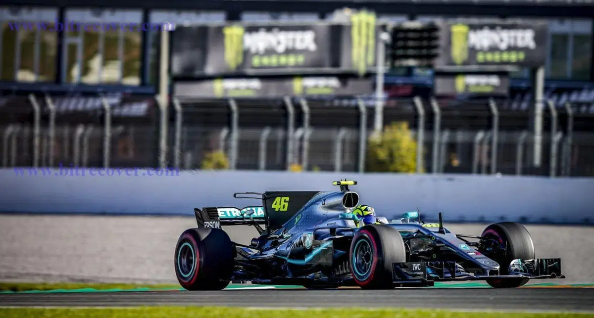 Rossi vs Hamilton: le foto e il video dello scambio MotoGP - F1 (2)
