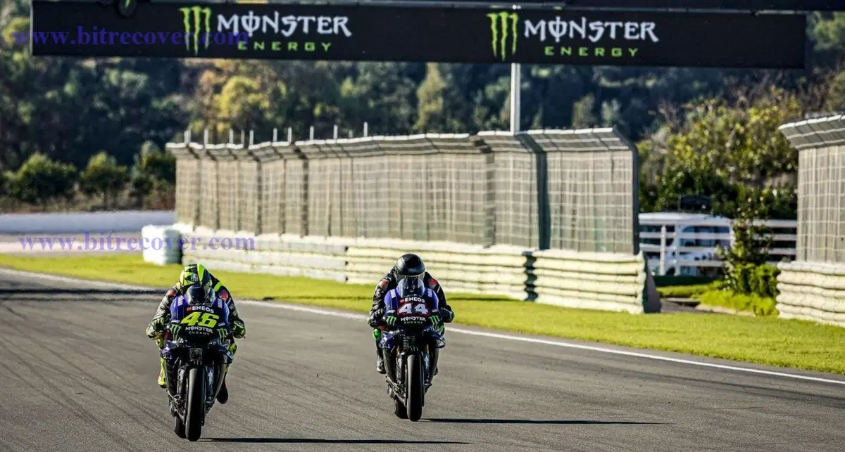 Rossi vs Hamilton: le foto e il video dello scambio MotoGP - F1 (6)