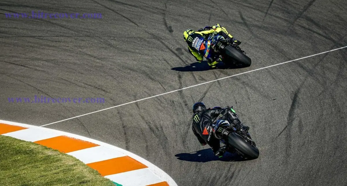 Rossi vs Hamilton: le foto e il video dello scambio MotoGP - F1 (9)