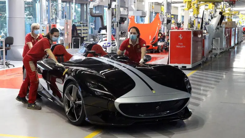Ferrari: riparte la linea di montaggio delle V12 [Video]