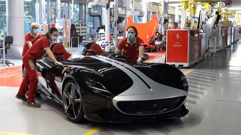Ferrari: riparte la linea di montaggio delle V12 [Video]