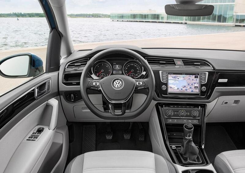 Volkswagen Touran (2015-->>) (17)