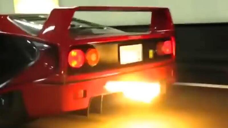 Fuoco, fiamme e sound infernale. Questa &egrave; sua maest&agrave; Ferrari F40...