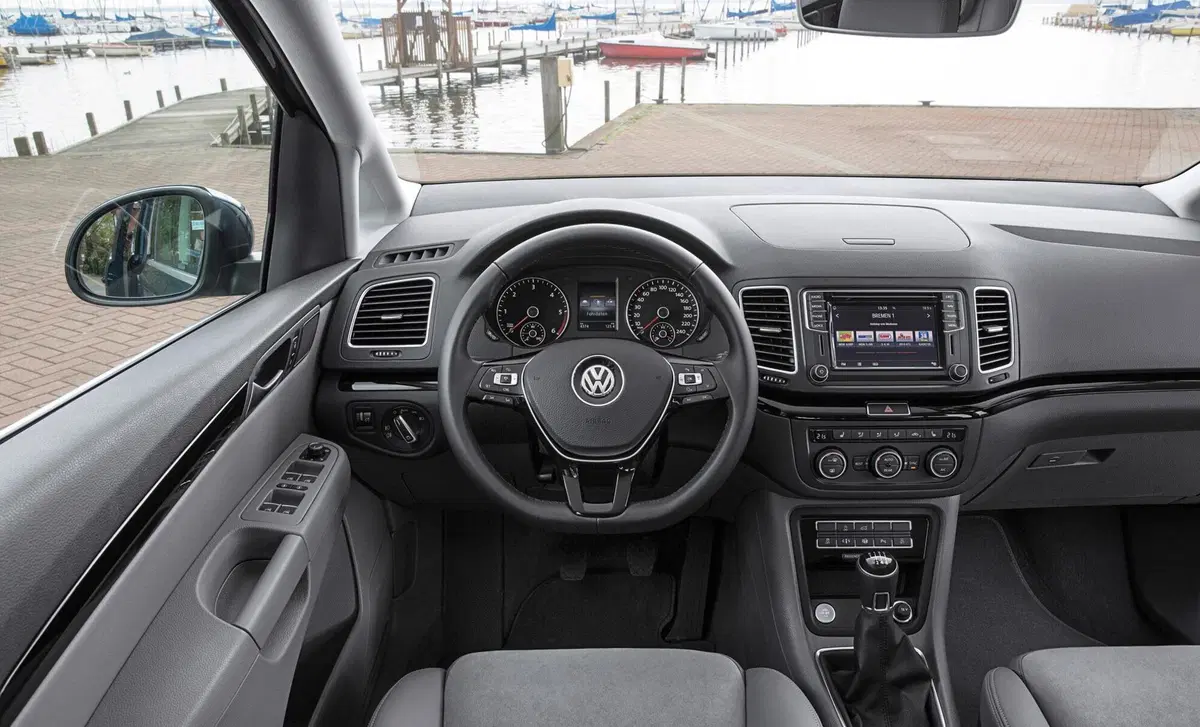 Volkswagen Sharan 2.0 TDI 177 CV SCR DSG Executive BlueMotion Tech. (19)