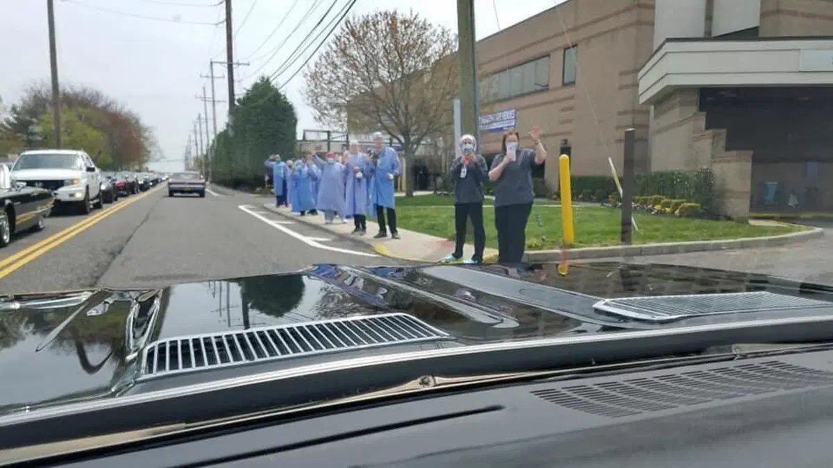 USA, parata di auto storiche in omaggio ai medici (2)