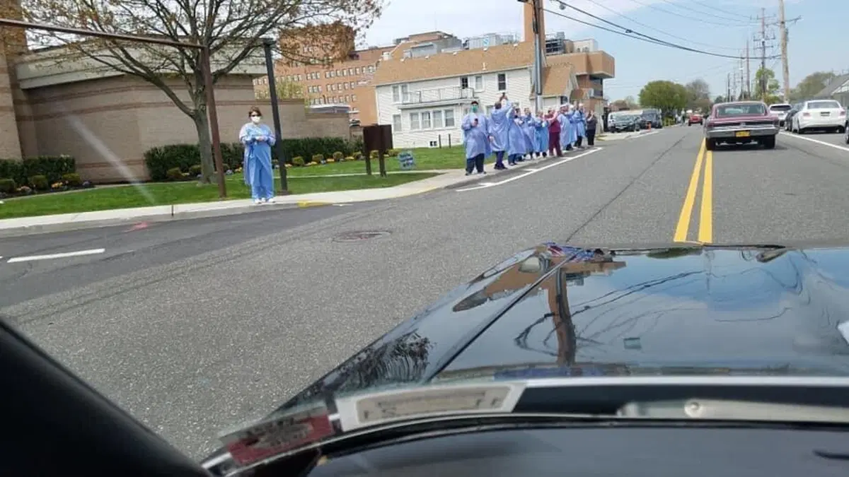 USA, parata di auto storiche in omaggio ai medici (4)