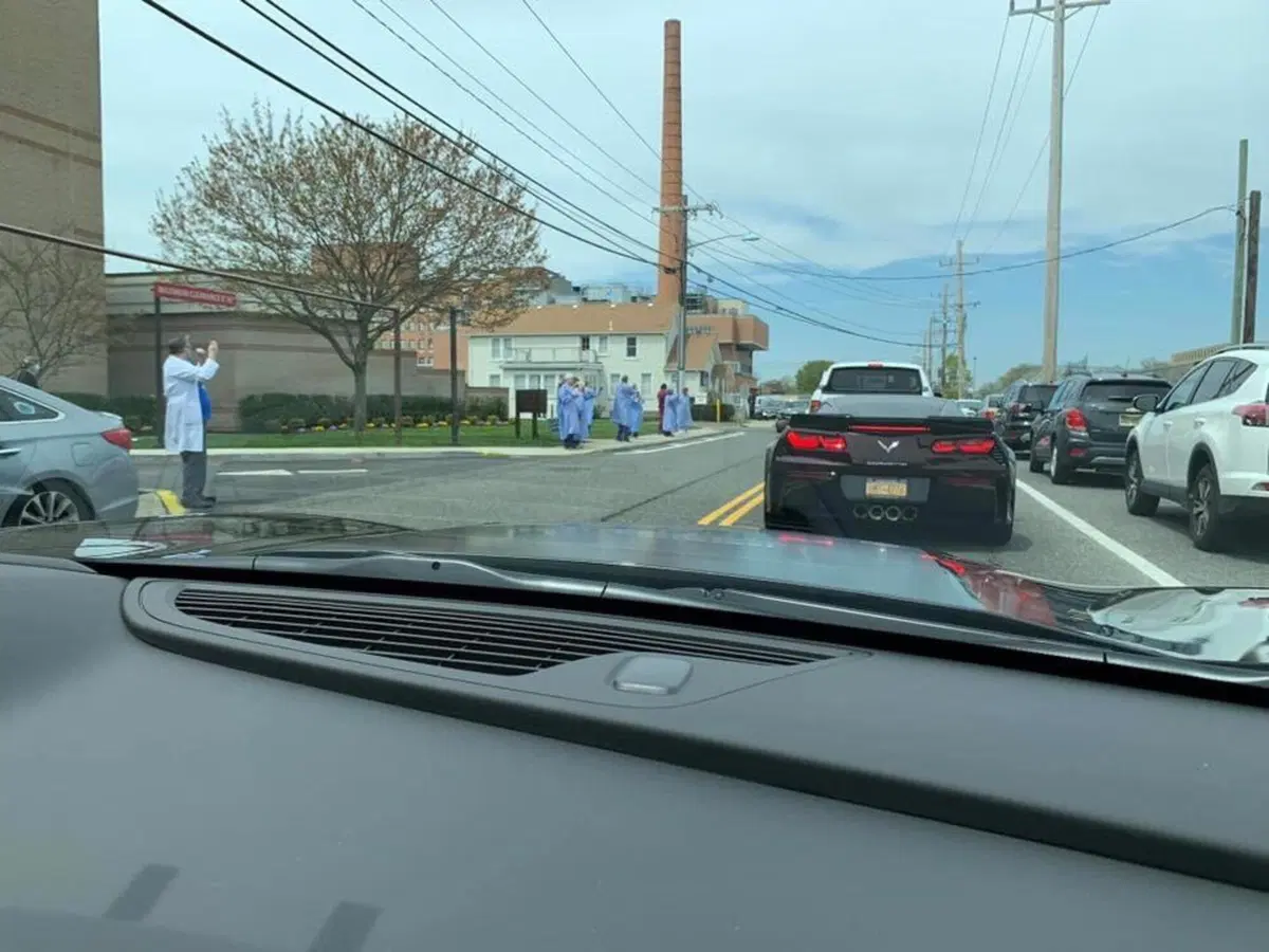 USA, parata di auto storiche in omaggio ai medici (5)