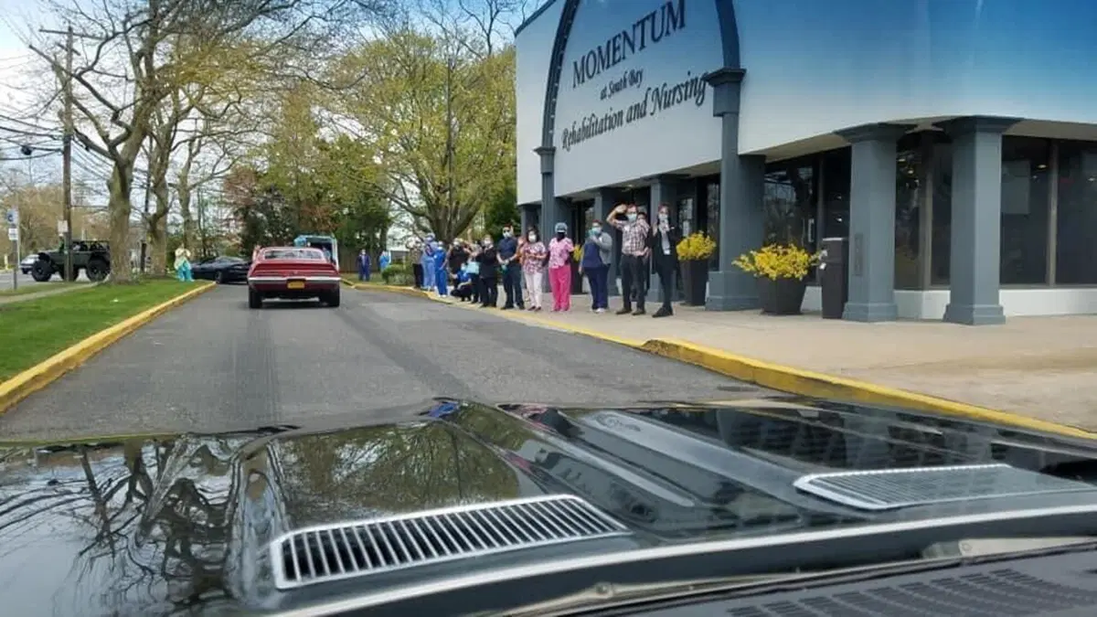 USA, parata di auto storiche in omaggio ai medici (6)