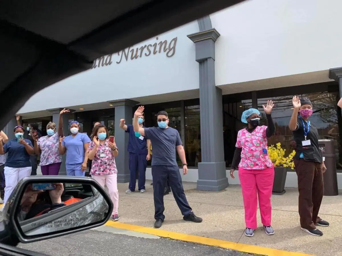 USA, parata di auto storiche in omaggio ai medici (7)