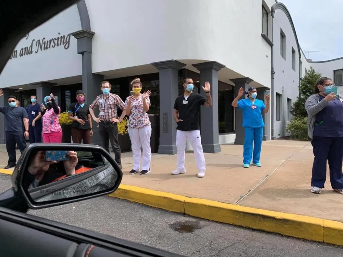 USA, parata di auto storiche in omaggio ai medici (9)