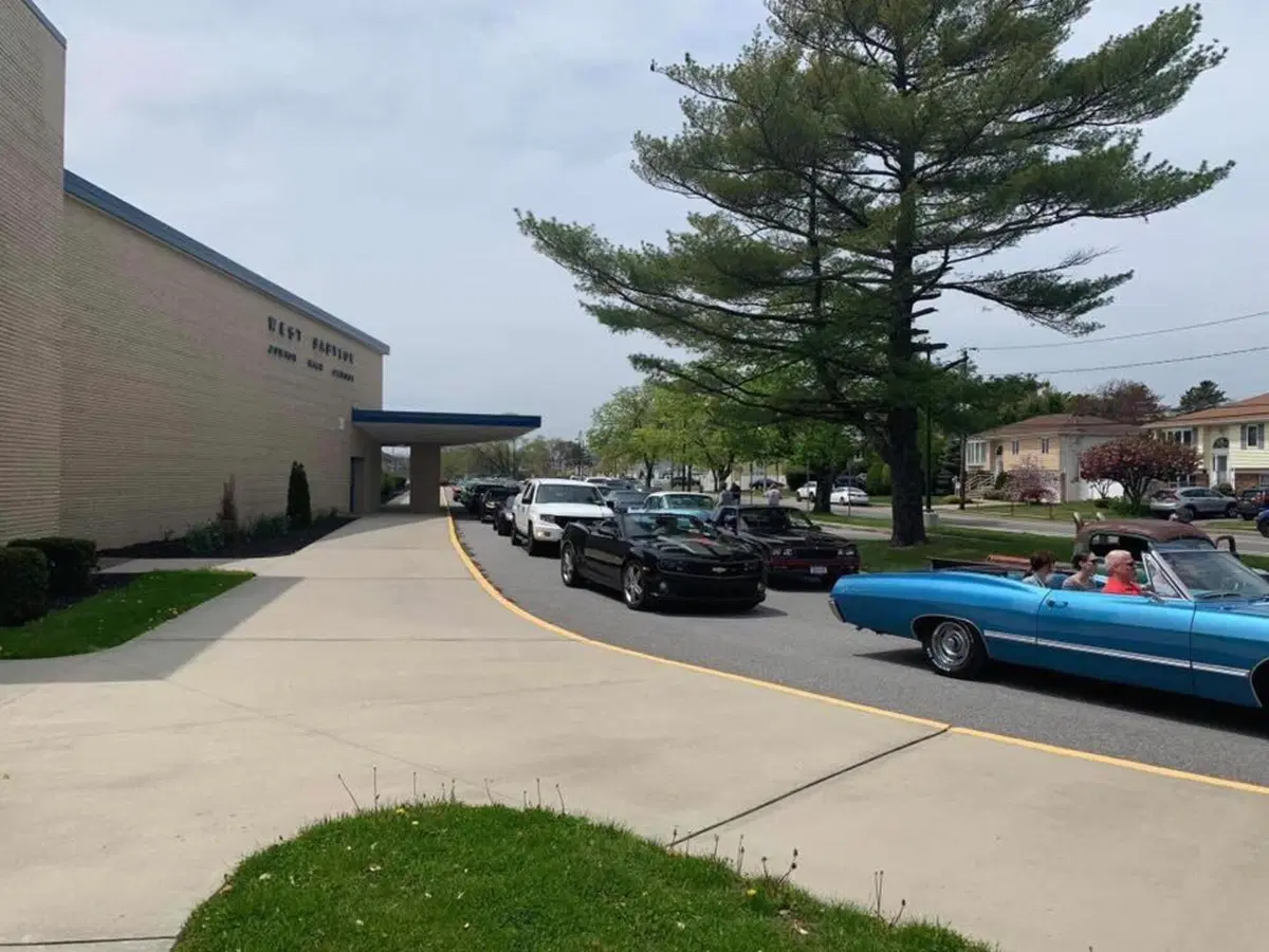 USA, parata di auto storiche in omaggio ai medici (10)