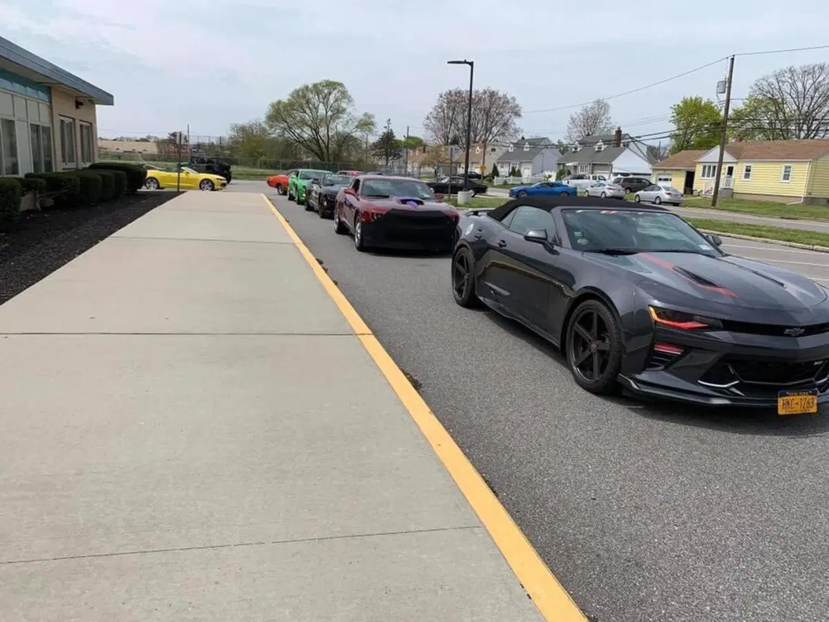 USA, parata di auto storiche in omaggio ai medici (12)
