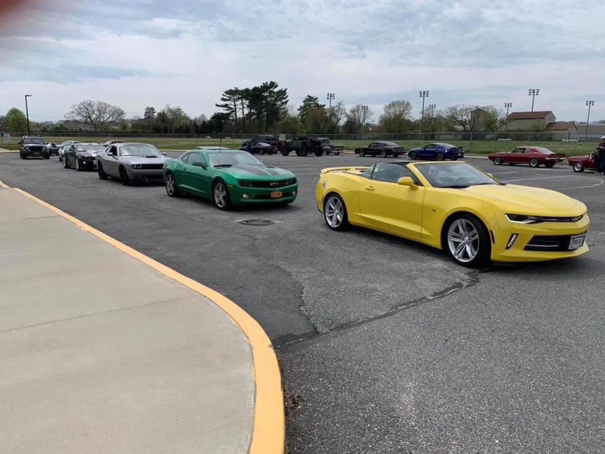 USA, parata di auto storiche in omaggio ai medici (13)