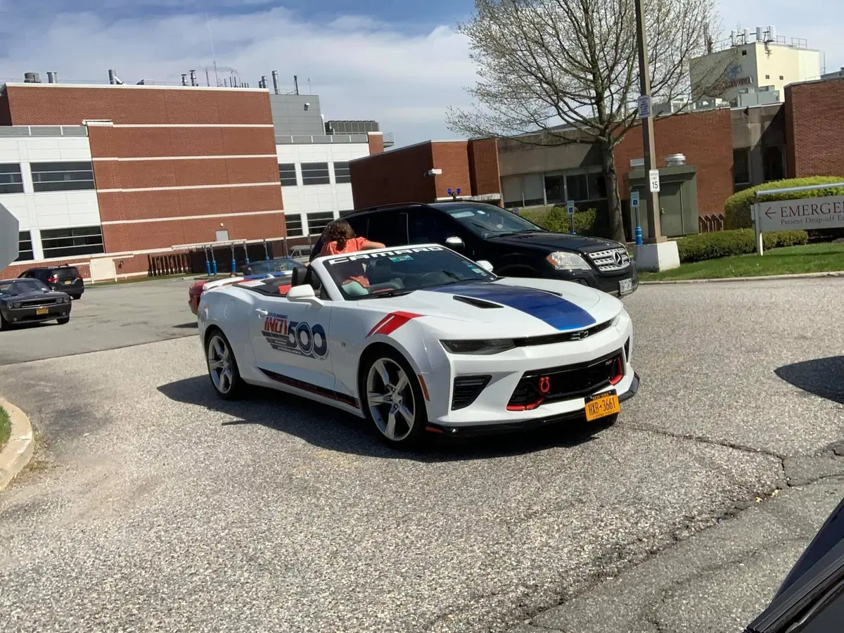USA, parata di auto storiche in omaggio ai medici (20)