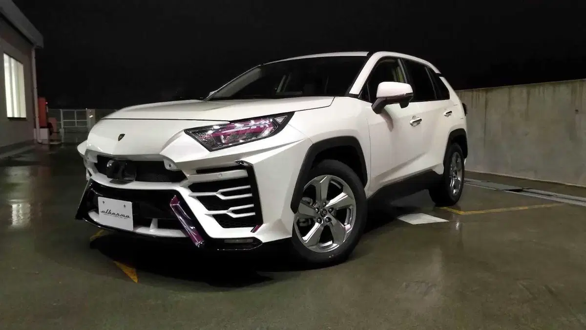 Toyota RAV4, il kit per renderla simile alla Urus (3)