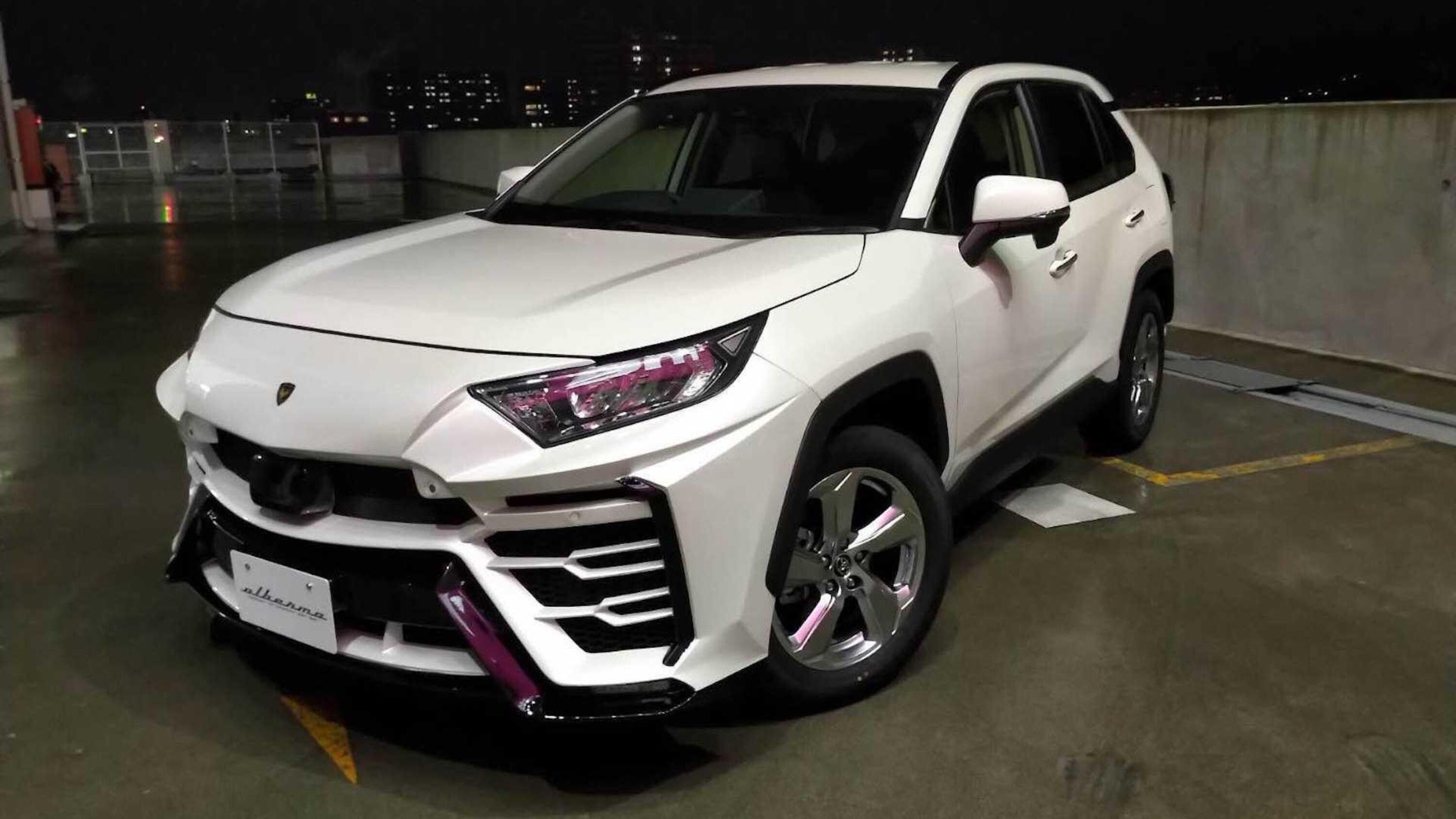 Toyota RAV4, il kit per renderla simile alla Urus