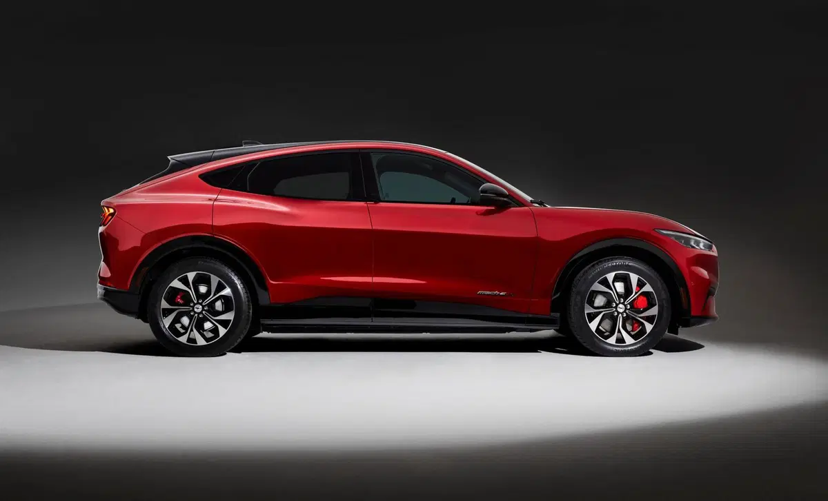 Ford Mustang Mach-E AWD  Extended 351CV (2)