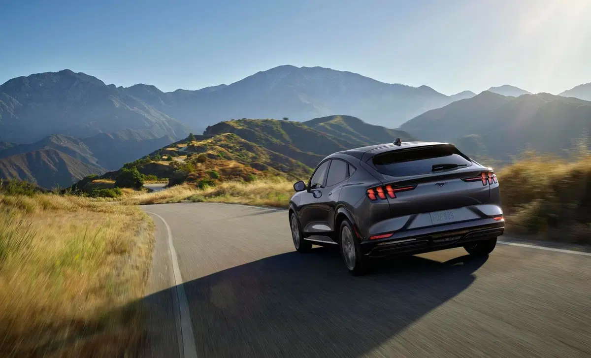 Ford Mustang Mach-E AWD  Extended 351CV (10)