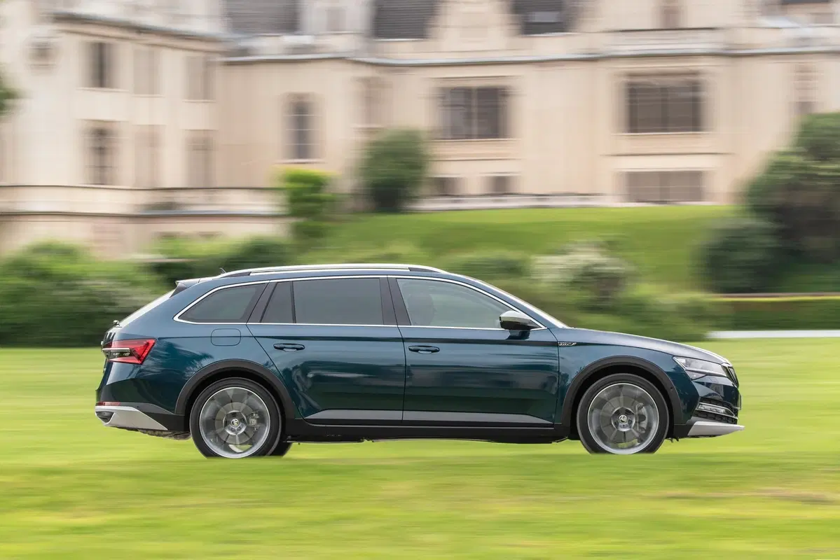 Skoda Superb Scout 2019 | La station wagon per papà avventurieri [Video] (2)