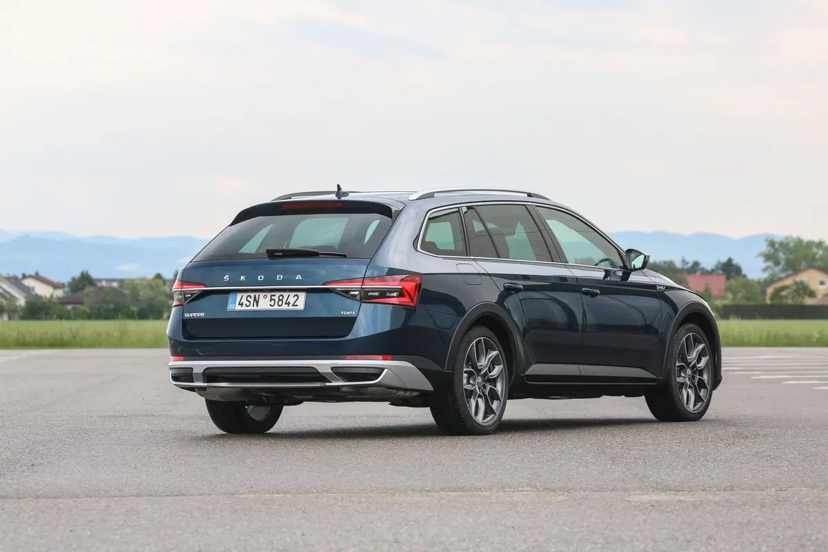 Skoda Superb Scout 2019 | La station wagon per papà avventurieri [Video] (3)