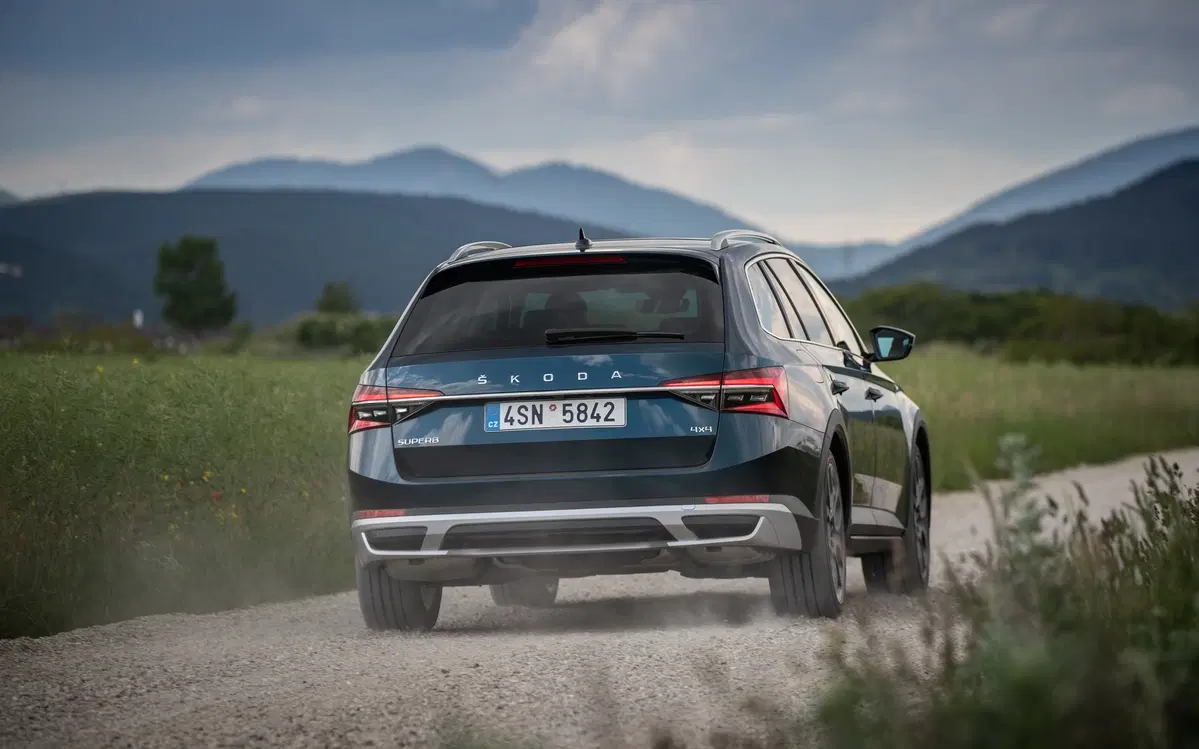Skoda Superb Scout 2019 | La station wagon per papà avventurieri [Video] (6)