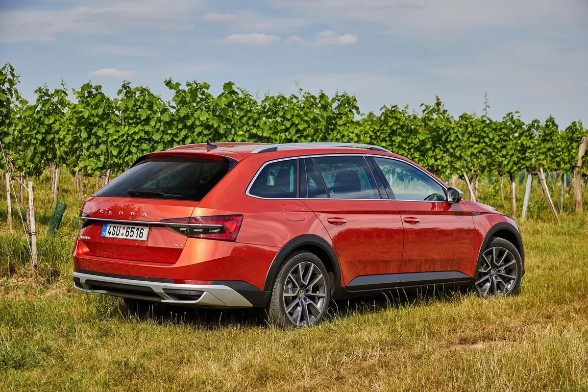 Skoda Superb Scout 2019 | La station wagon per papà avventurieri [Video] (8)