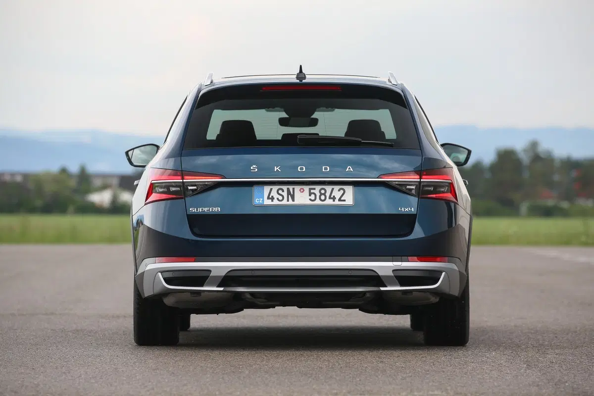 Skoda Superb Scout 2019 | La station wagon per papà avventurieri [Video] (13)