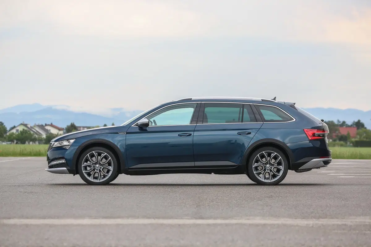 Skoda Superb Scout 2019 | La station wagon per papà avventurieri [Video] (14)