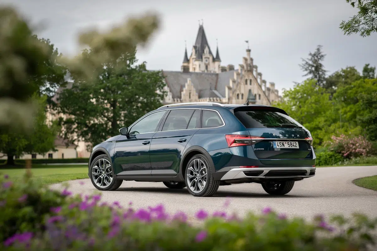 Skoda Superb Scout 2019 | La station wagon per papà avventurieri [Video] (15)