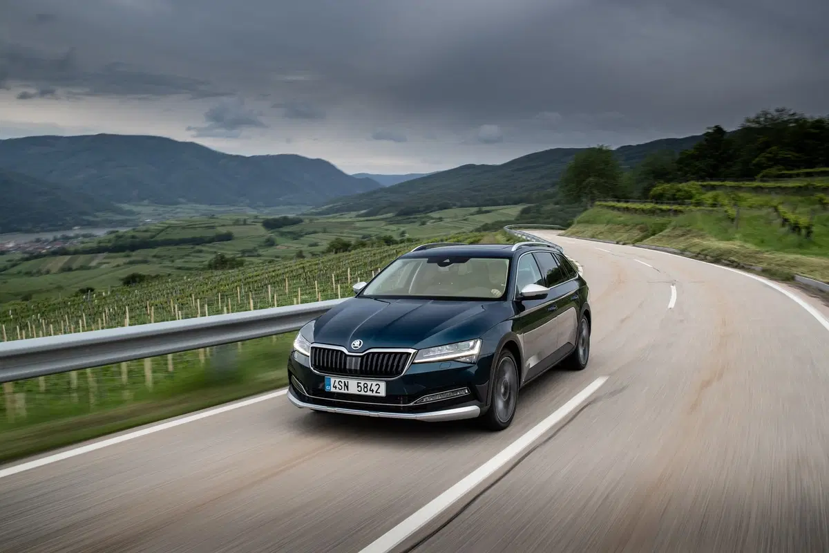 Skoda Superb Scout 2019 | La station wagon per papà avventurieri [Video] (17)