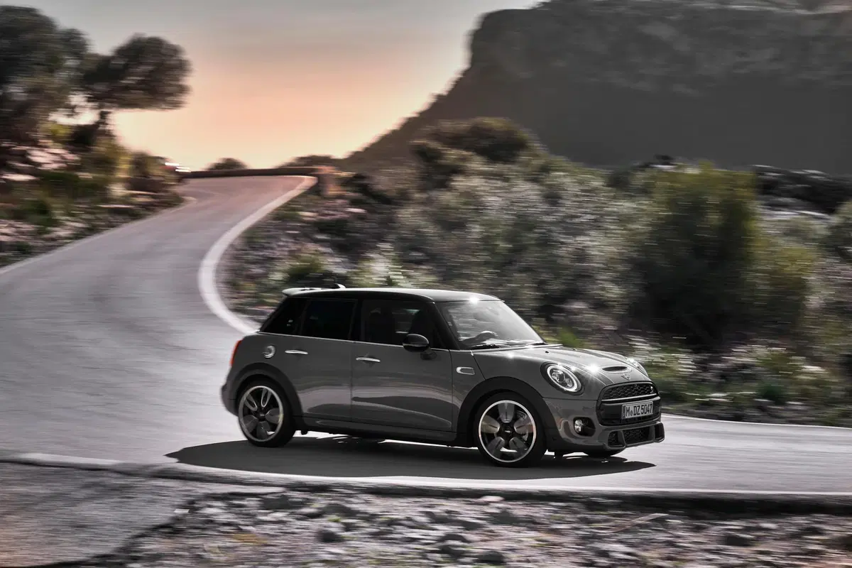 Mini 5 porte | Con 16 centimetri in più è ancora un kart? (2)
