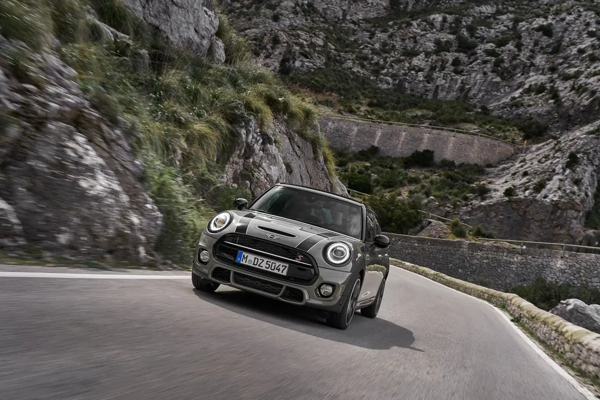 Mini 5 porte | Con 16 centimetri in più è ancora un kart? (15)