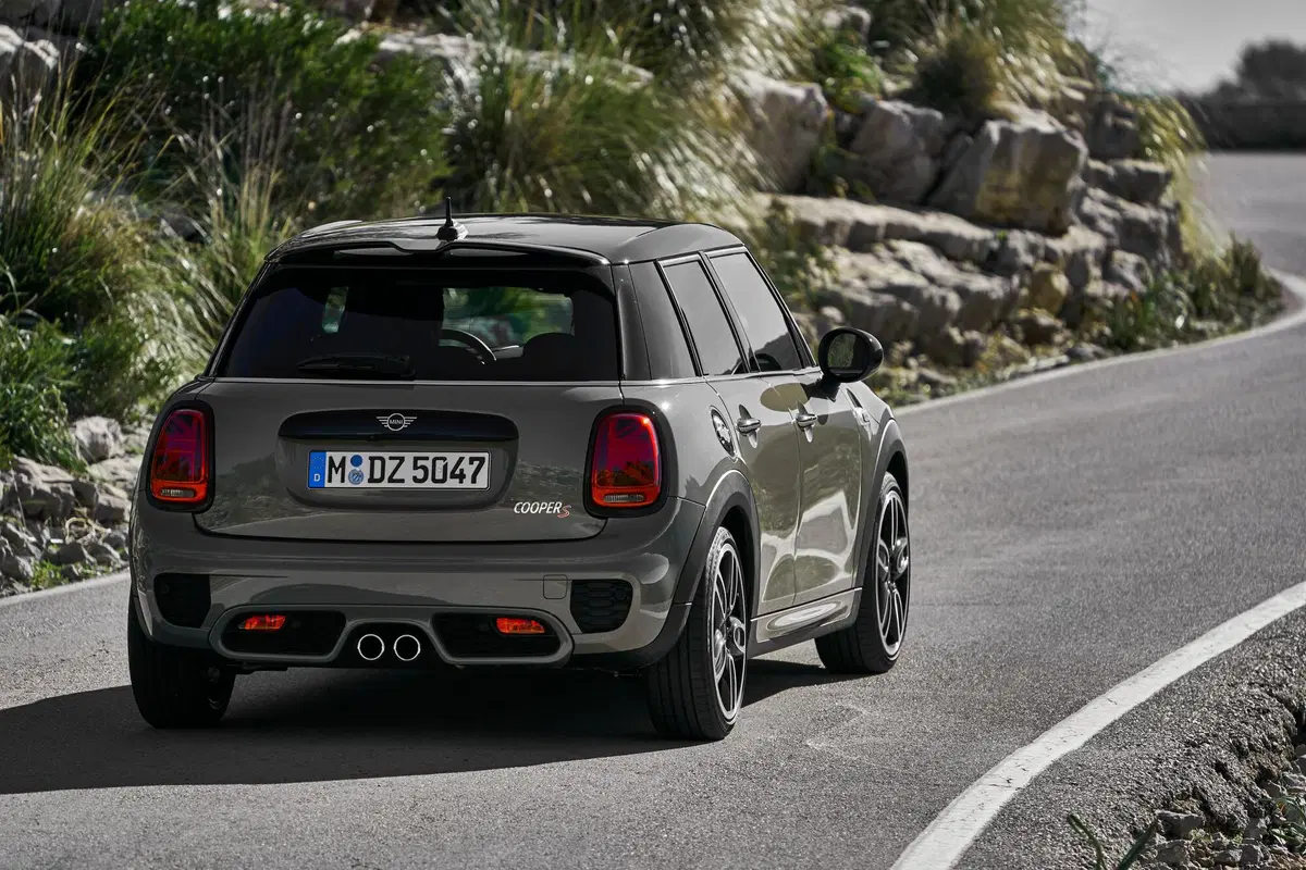 Mini 5 porte | Con 16 centimetri in più è ancora un kart? (17)