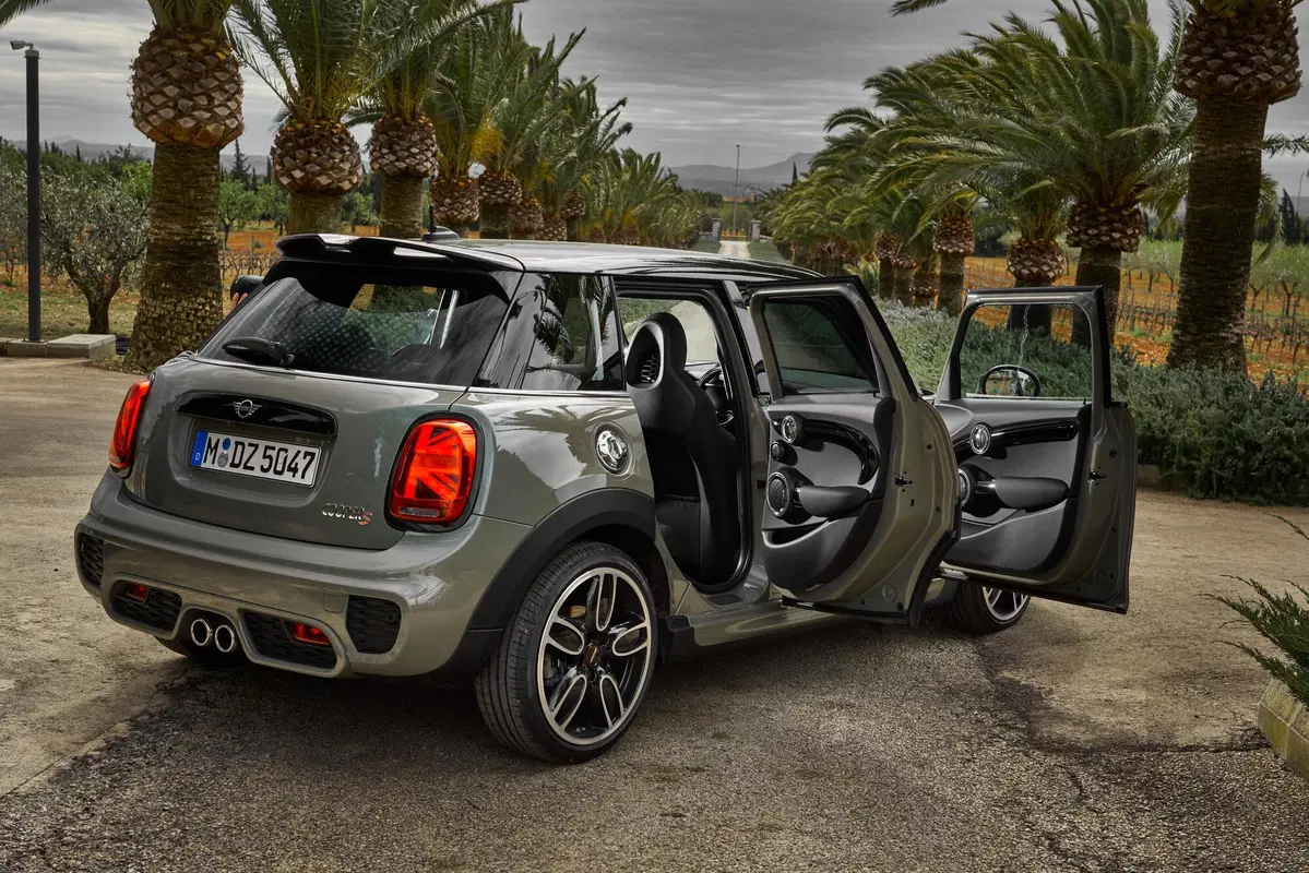 Mini 5 porte | Con 16 centimetri in più è ancora un kart? (19)
