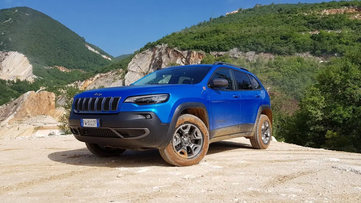 Nuova Jeep Cherokee 2019 Trailhawk: col benzina 272 CV è una 4x4 bella anche in strada [video]