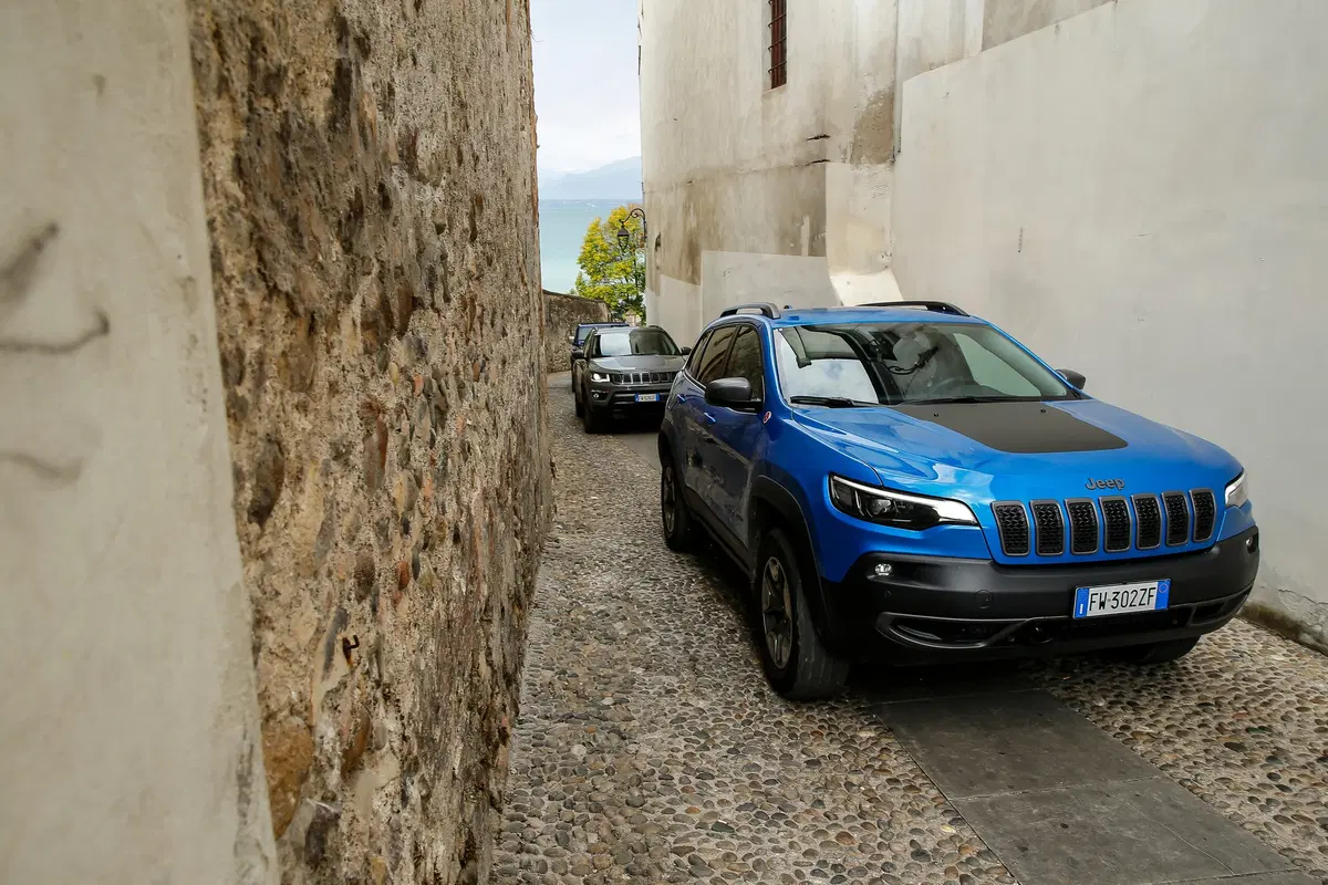Nuova Jeep Cherokee 2019 Trailhawk: col benzina 272 CV è una 4x4 bella anche in strada [video] (4)