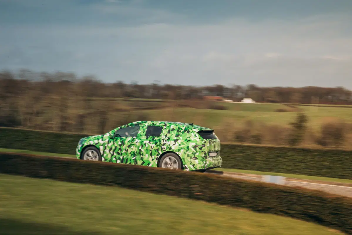 Skoda Enyaq iV, il teaser del SUV elettrico (2)