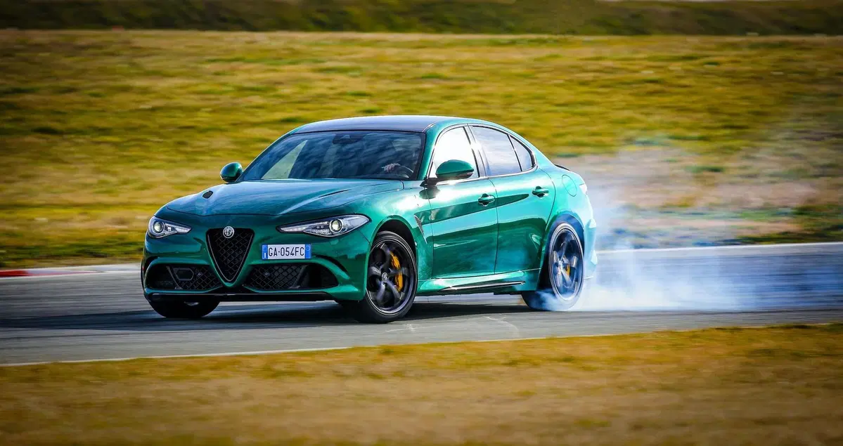 Alfa Romeo Giulia Quadrifoglio 2020: 510 CV con nuovi colori e più tecnologia