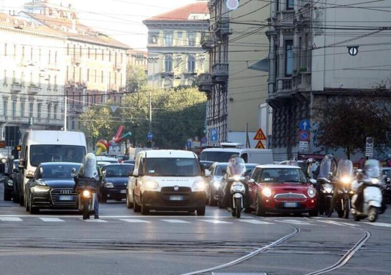 Milano, i pendolari nella Fase 2 preferiscono l&#039;auto ai mezzi