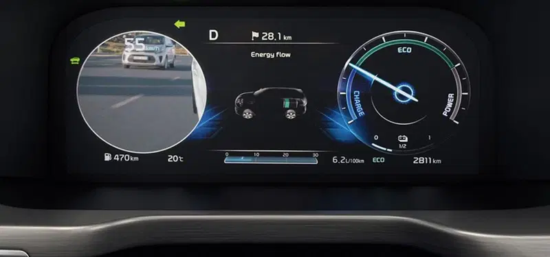 Le immagini del Blind Spot vengono proiettate sul quadro digitale da 12,3"