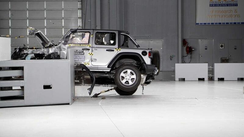 Jeep Wrangler JL 2018 si ribalta nei crash test IIHS [video]