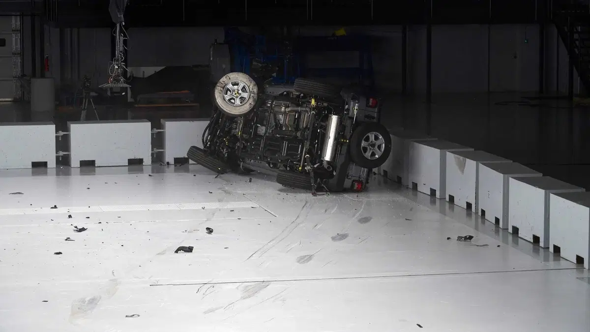 Jeep Wrangler JL 2018 si ribalta nei crash test IIHS [video] (2)