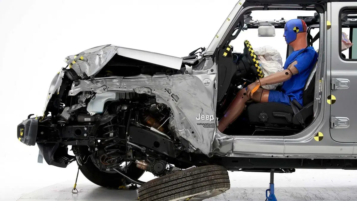 Jeep Wrangler JL 2018 si ribalta nei crash test IIHS [video] (3)