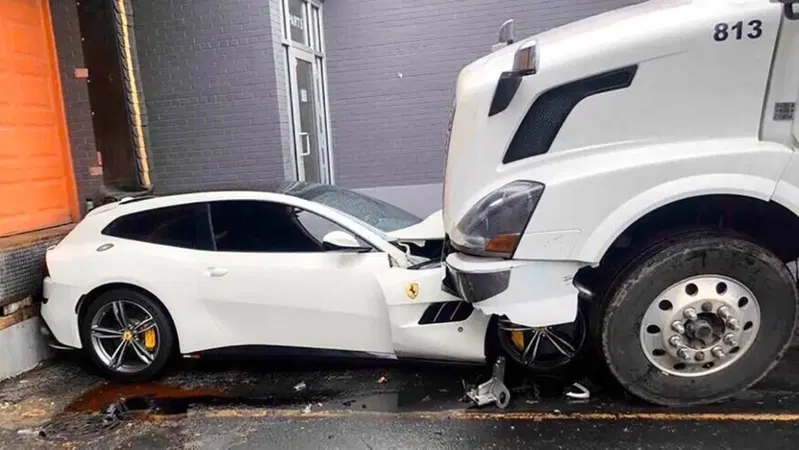 Distrugge FERRARI del padrone col camion: "Non dovevi scherzare con me..." E accartoccia la GTC4Lusso