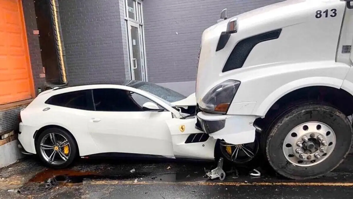 Distrugge FERRARI del padrone col camion: "Non dovevi scherzare con me..." E accartoccia la GTC4Lusso
